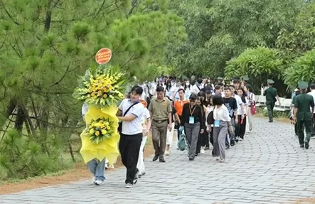 Vietnam Summer Camp 2025: A solemn tribute at the grave of General Vo Nguyen Giap Vietnam Summer Camp 2025: A solemn tribute at the grave of General Vo Nguyen Giap