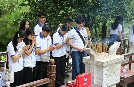 Vietnam Summer Camp 2025: A solemn tribute at the grave of General Vo Nguyen Giap Vietnam Summer Camp 2025: A solemn tribute at the grave of General Vo Nguyen Giap