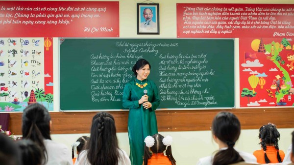 Promoting cultural heritage: General Secretary's Spouse visits Vietnamese language classes in Russia