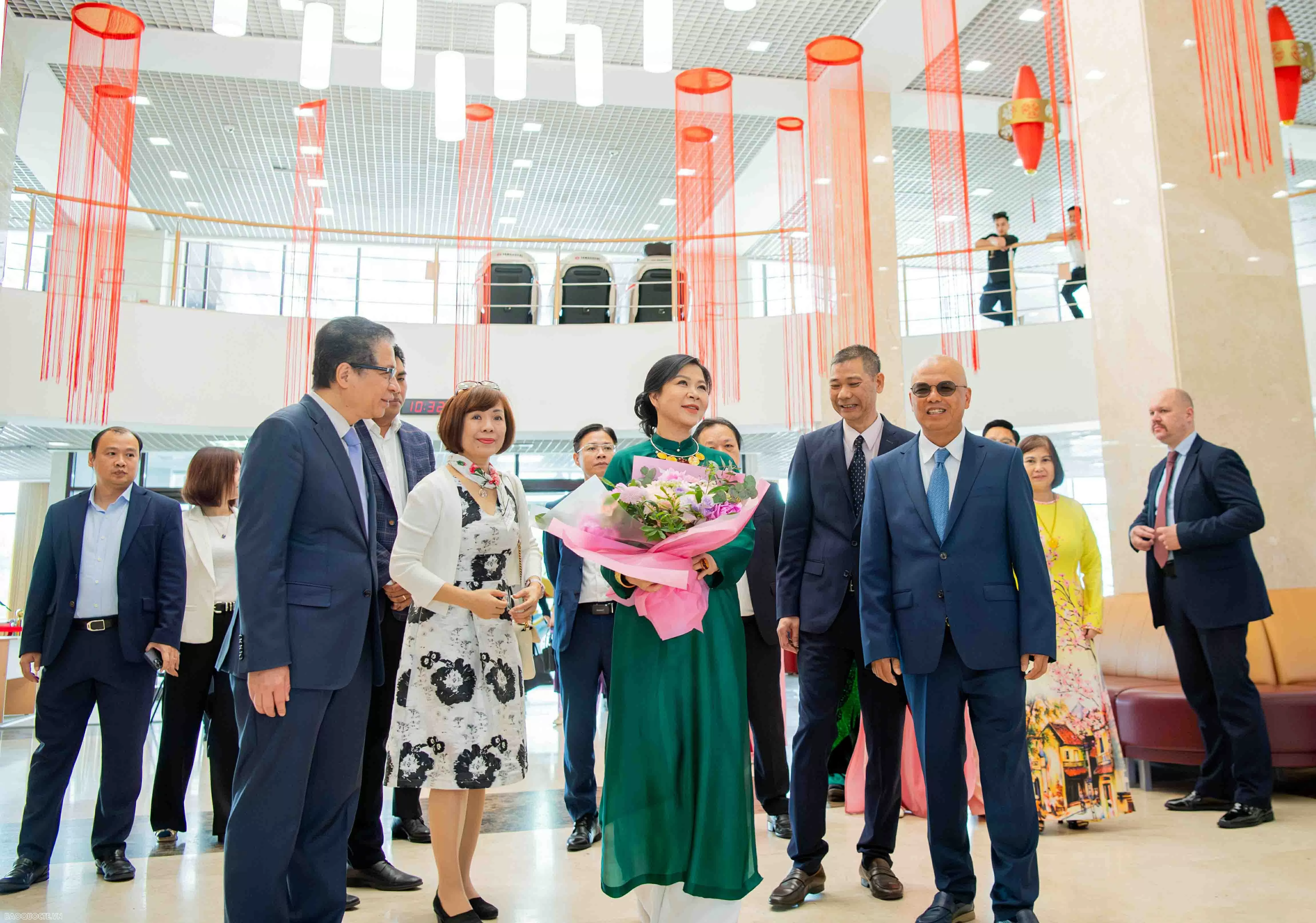 Fostering cultural roots: General Secretarys spouse visits Vietnamese language classes in Russia