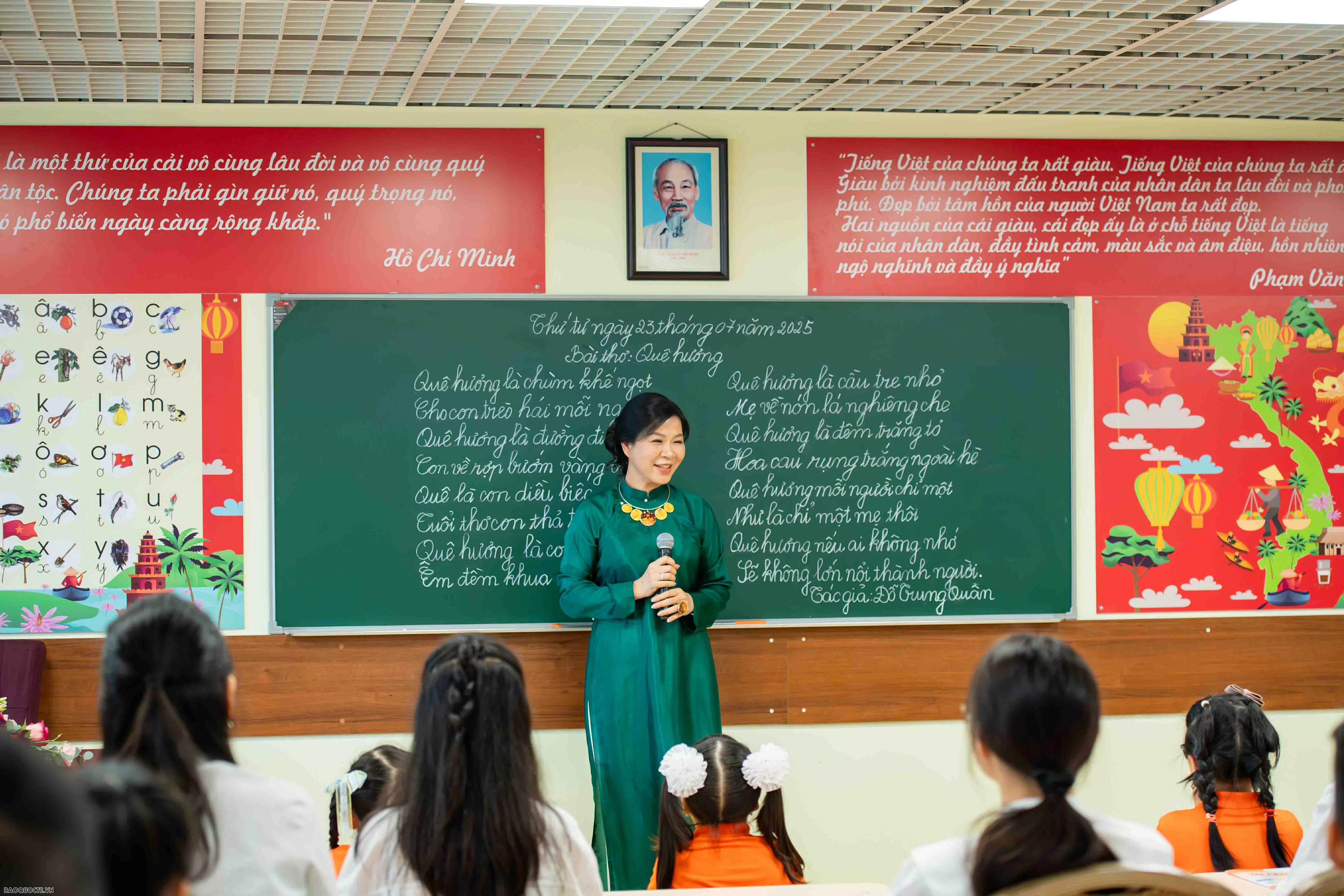 Fostering cultural roots: General Secretarys spouse visits Vietnamese language classes in Russia Fostering cultural roots: General Secretarys spouse visits Vietnamese language classes in Russia