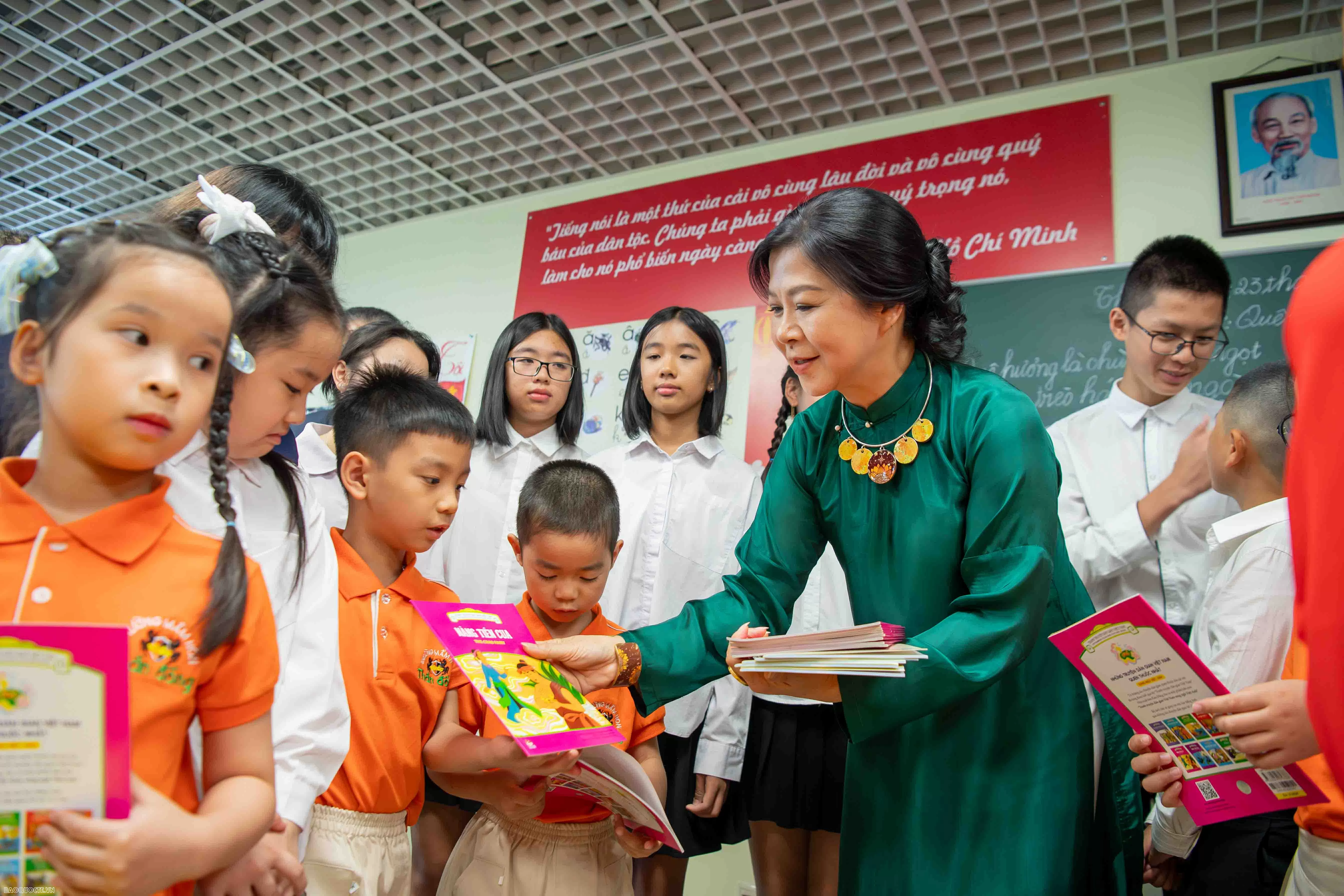Fostering cultural roots: General Secretarys spouse visits Vietnamese language classes in Russia