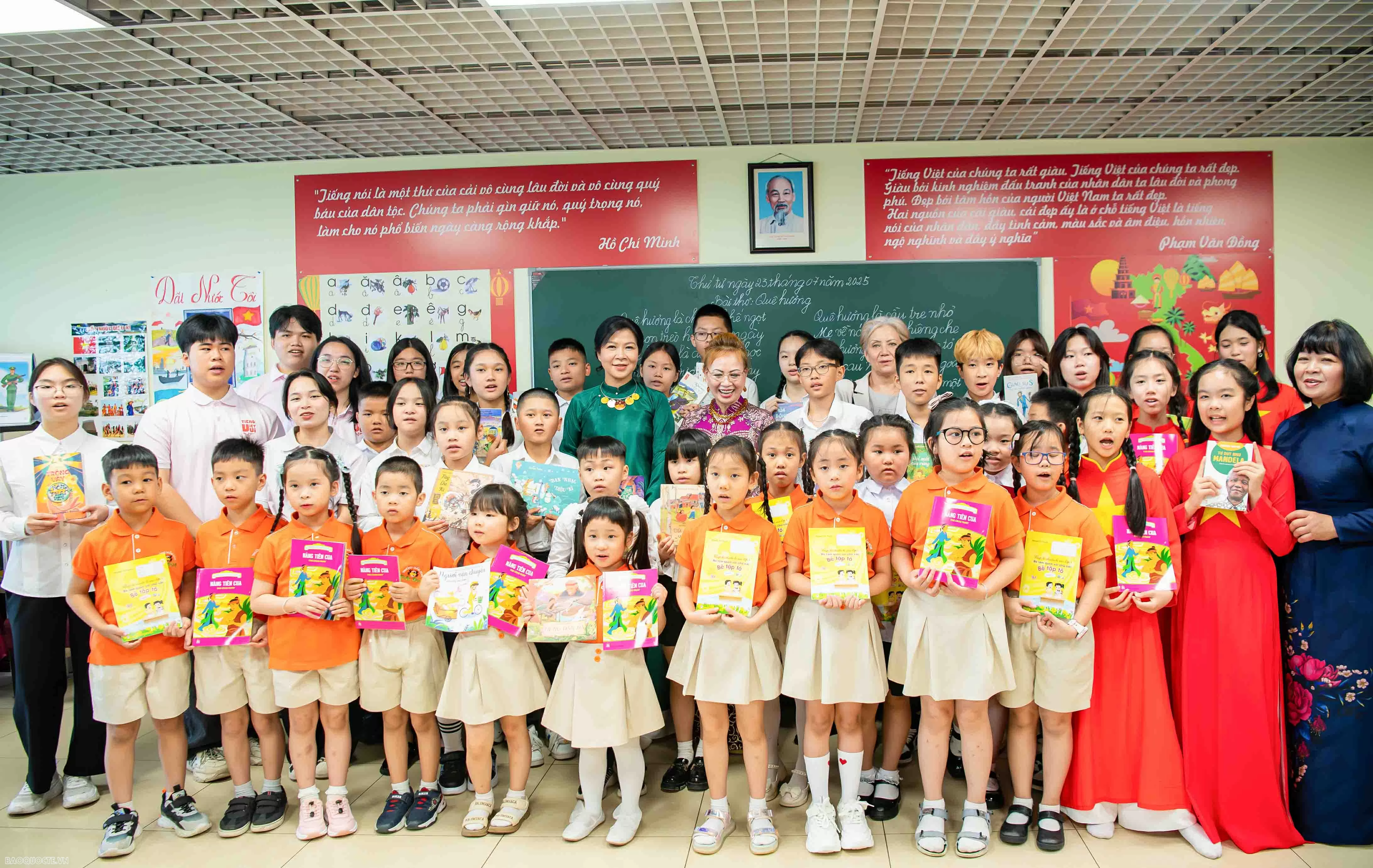 Fostering cultural roots: General Secretarys spouse visits Vietnamese language classes in Russia