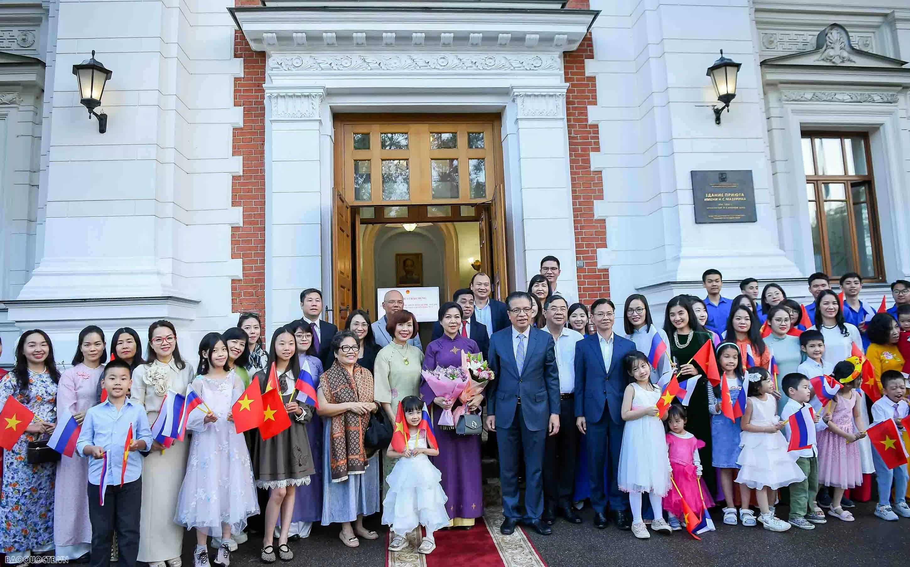 Fostering cultural roots: General Secretarys spouse visits Vietnamese language classes in Russia