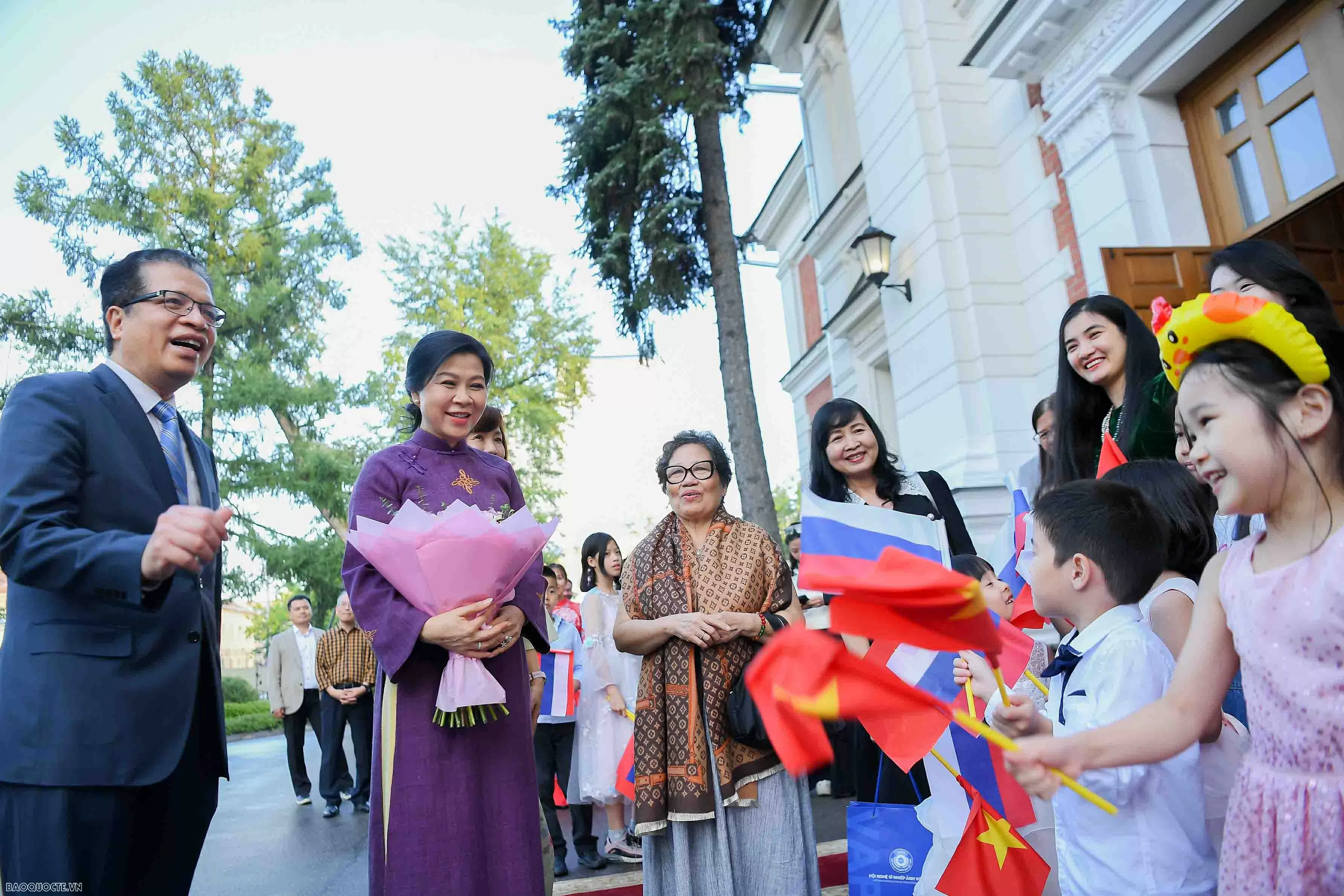 Fostering cultural roots: General Secretarys spouse visits Vietnamese language classes in Russia