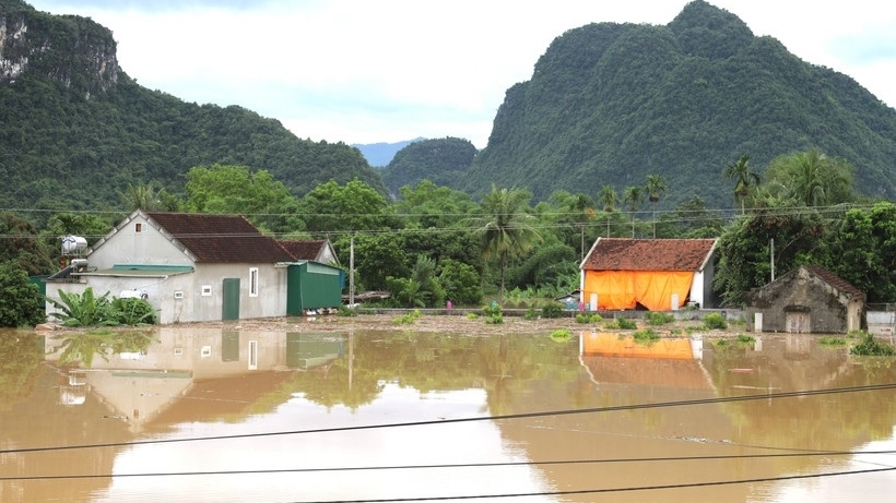 Deputy PM Mai Van Chinh urges swift support for isolated villages in flood-hit Nghe An