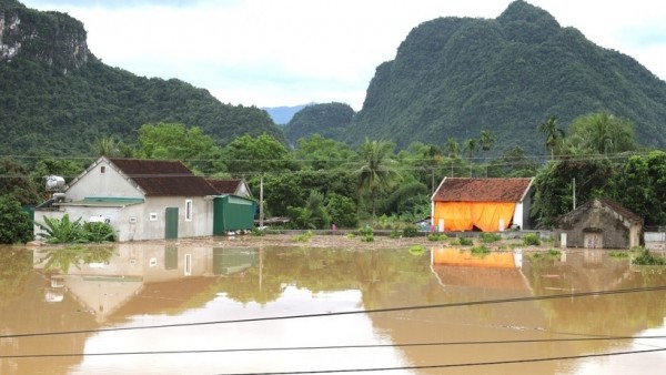 Deputy PM Mai Van Chinh urges swift support for isolated villages in flood-hit Nghe An