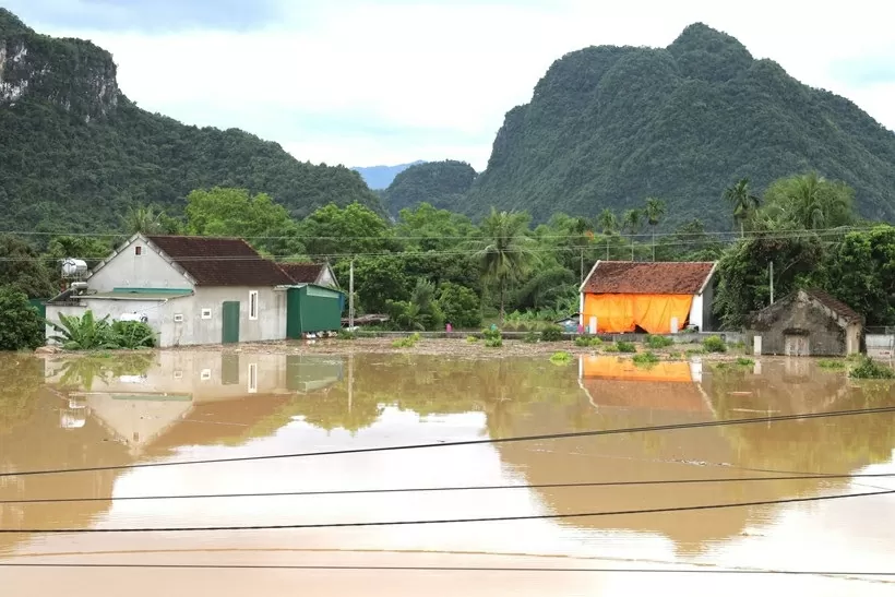Deputy PM Mai Van Chinh urges swift support for isolated villages in flood-hit Nghe An
