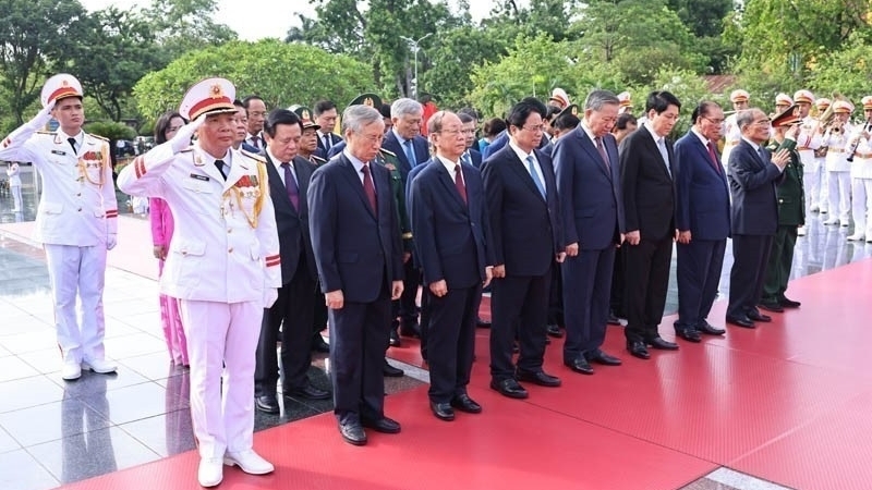 Party, State leaders pay tribute to President Ho Chi Minh, fallen soldiers