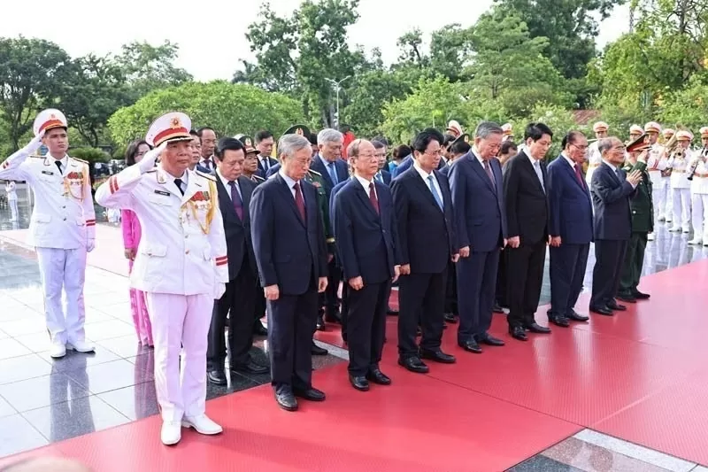 Party, State leaders pay tribute to President Ho Chi Minh, fallen soldiers