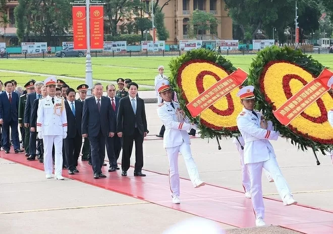 Party, State leaders pay tribute to President Ho Chi Minh, fallen soldiers