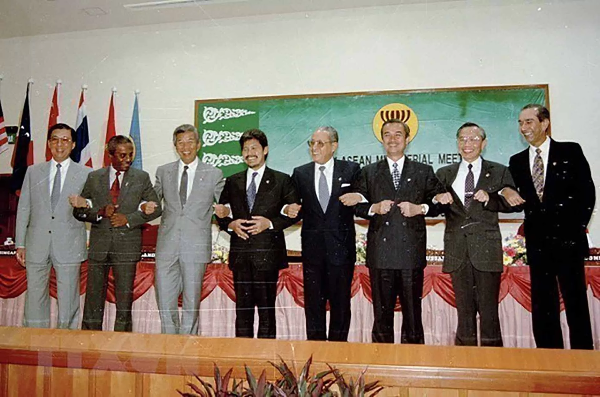 Bộ trưởng Ngoại giao Nguyễn Mạnh Cầm (thứ hai từ phải), Tổng thư ký ASEAN cùng các Bộ trưởng Ngoại giao ASEAN tại cuộc họp kết nạp Việt Nam vào ASEAN tại Brunei, ngày 28/7/1995. (Nguồn: TTXVN) Bộ trưởng Ngoại giao Nguyễn Mạnh Cầm (thứ hai từ phải), Tổng thư ký ASEAN cùng các Bộ trưởng Ngoại giao ASEAN tại cuộc họp kết nạp Việt Nam vào ASEAN tại Brunei, ngày 28/7/1995. (Nguồn: TTXVN)