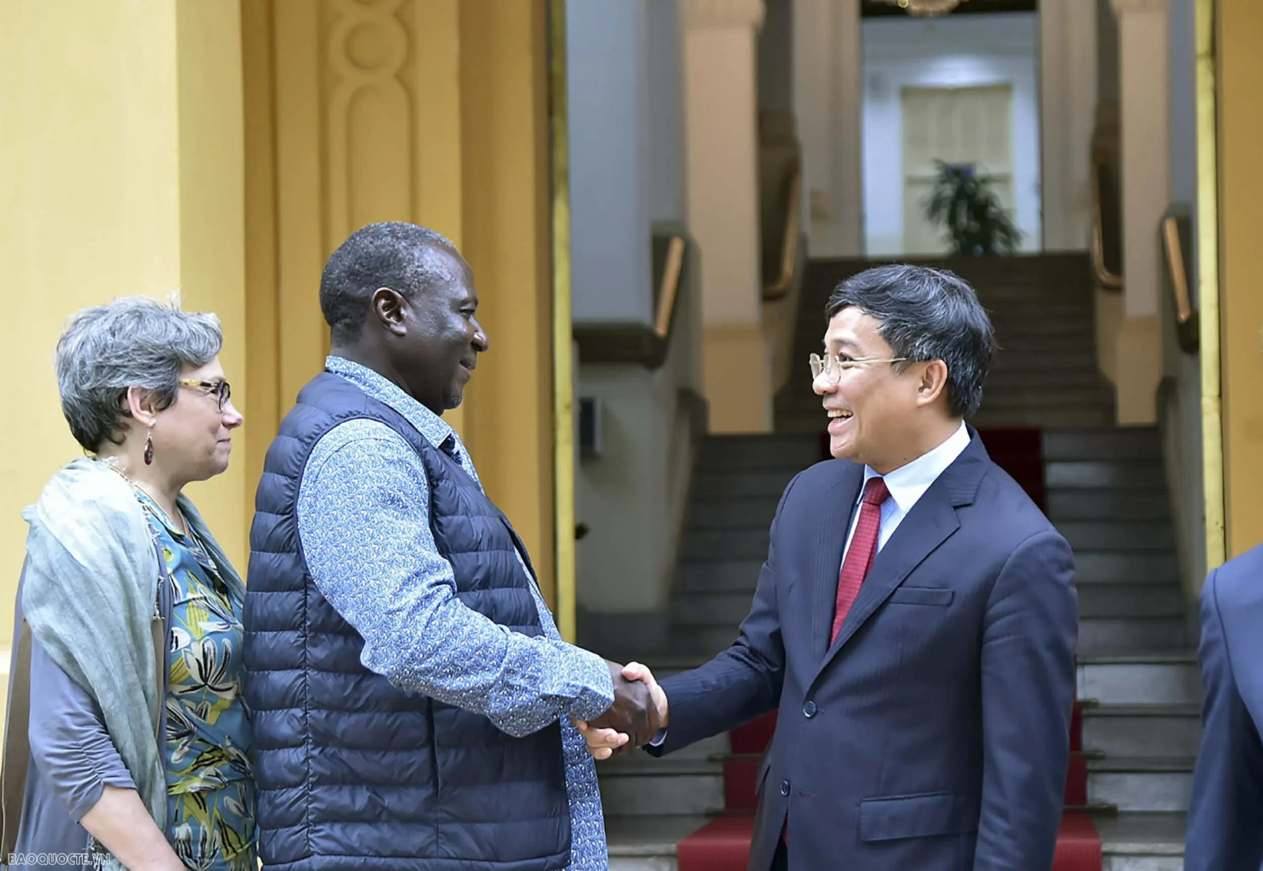 Deputy FM receives delegation from UNESCO World Heritage Centre and ICOMOS for restoration of Kinh Thien Palace