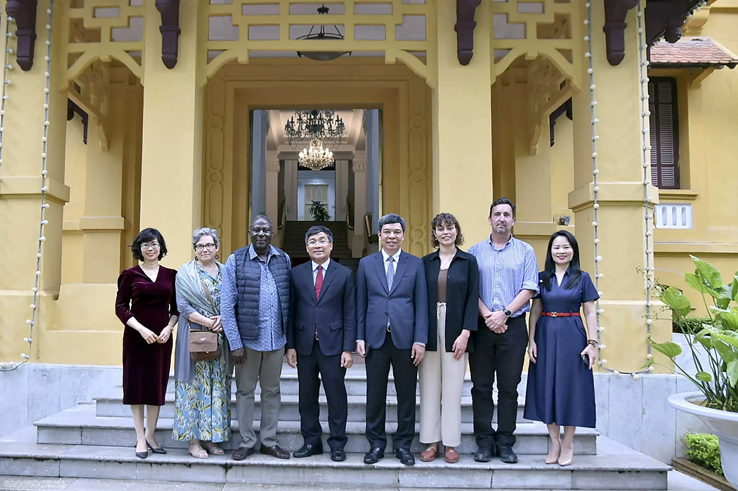 Deputy FM receives delegation from UNESCO World Heritage Centre and ICOMOS for restoration of Kinh Thien Palace