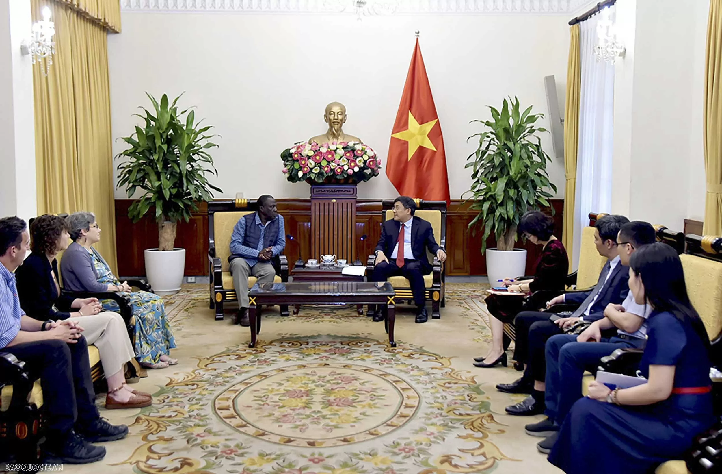 Deputy FM receives delegation from UNESCO World Heritage Centre and ICOMOS for restoration of Kinh Thien Palace