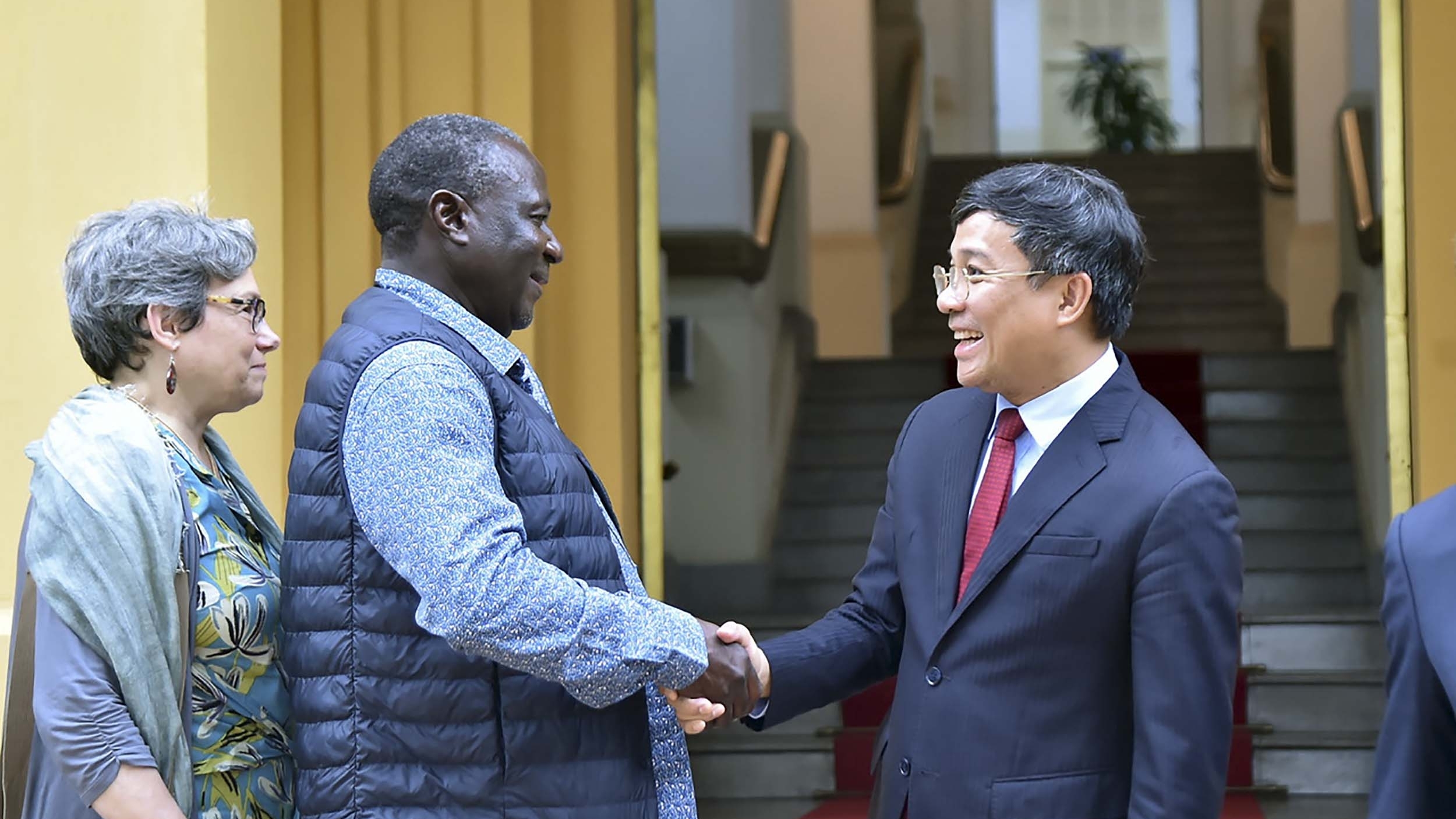 Deputy FM receives delegation from UNESCO World Heritage Centre and ICOMOS for restoration of Kinh Thien Palace