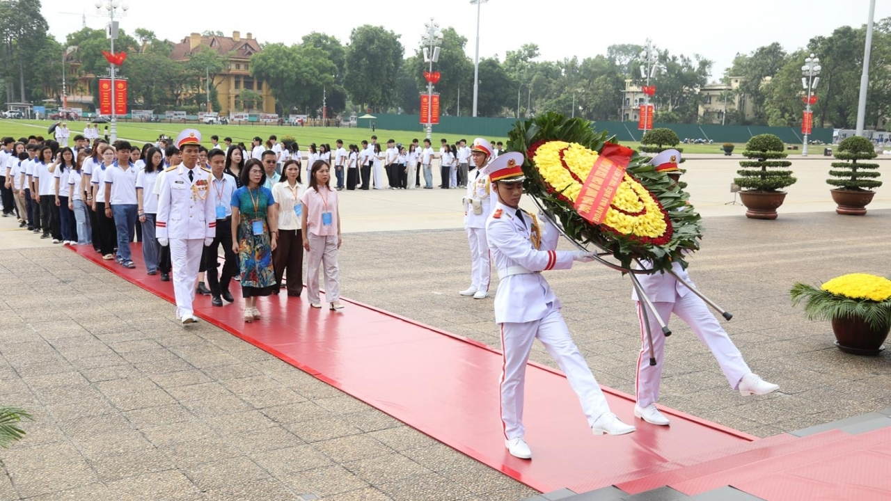 Vietnam Summer Camp 2025: Young overseas Vietnamese pay tribute to President Ho Chi Minh and fallen heroes