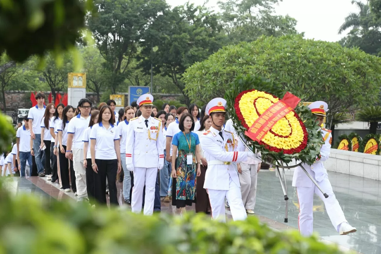 Vietnam Summer Camp 2025: Young overseas Vietnamese pay tribute to President Ho Chi Minh and fallen heroes