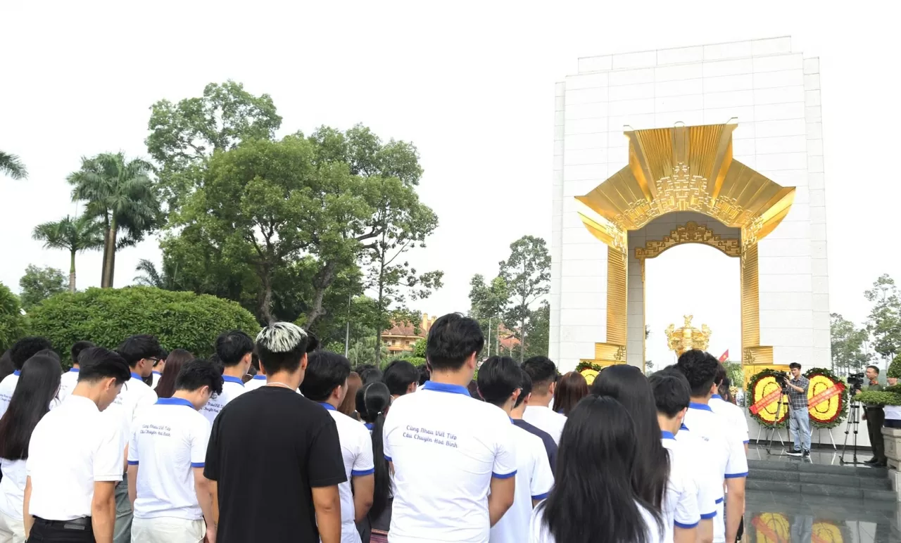 Vietnam Summer Camp 2025: Young overseas Vietnamese pay tribute to President Ho Chi Minh and fallen heroes