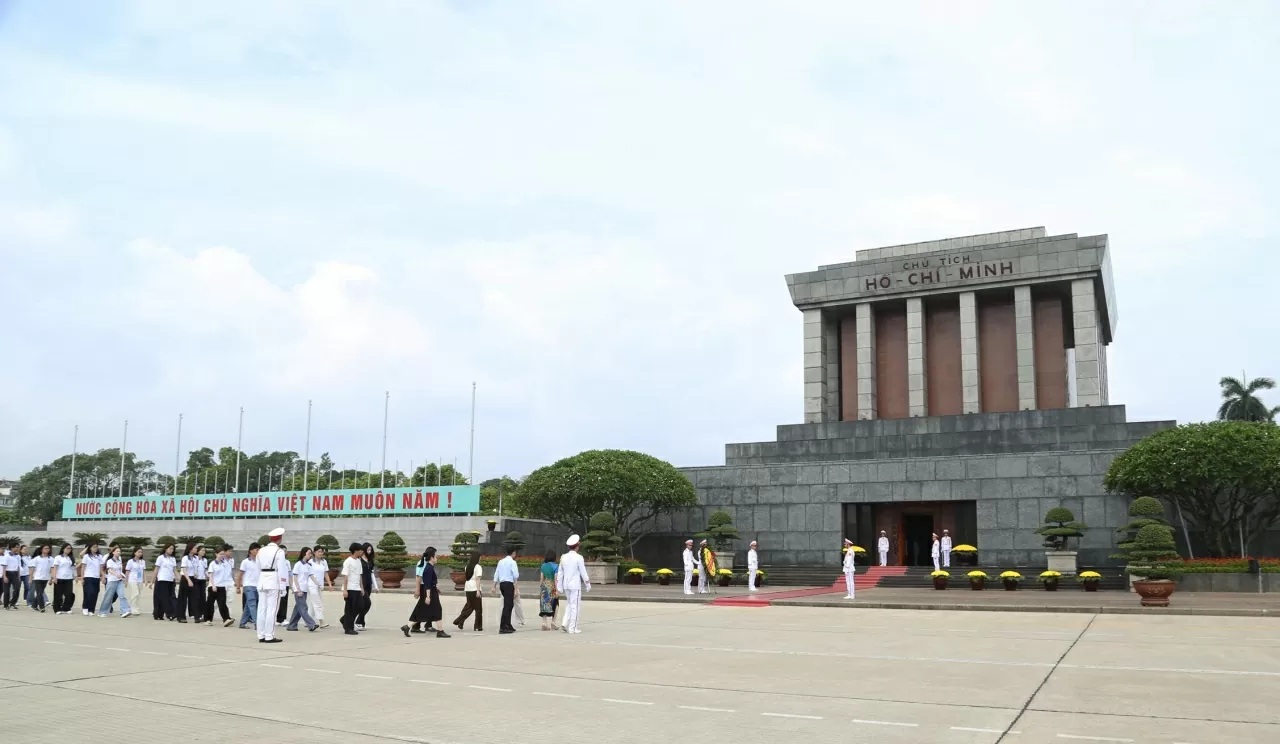 Vietnam Summer Camp 2025: Young overseas Vietnamese pay tribute to President Ho Chi Minh, fallen heroes and martyrs