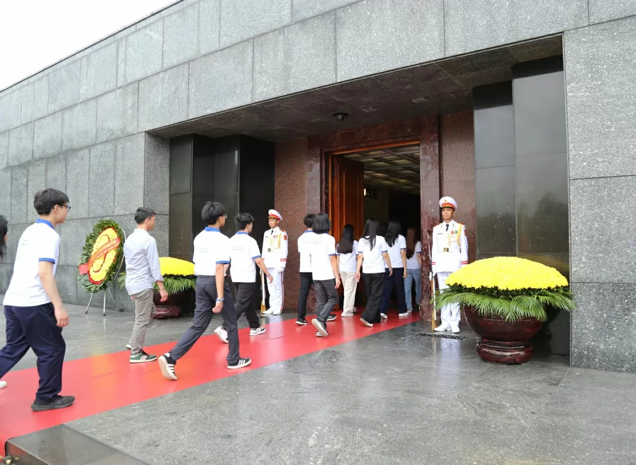 Vietnam Summer Camp 2025: Young overseas Vietnamese pay tribute to President Ho Chi Minh and fallen heroes