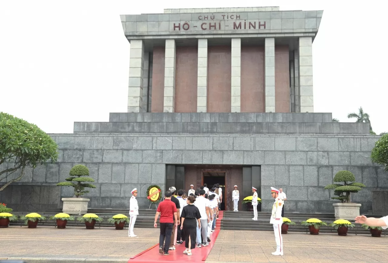Vietnam Summer Camp 2025: Young overseas Vietnamese pay tribute to President Ho Chi Minh and fallen heroes