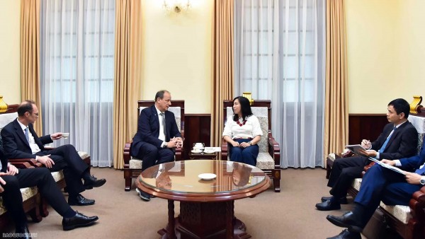 Deputy FM Le Thi Thu Hang receives CEO of Jadestone Energy Plc in Hanoi