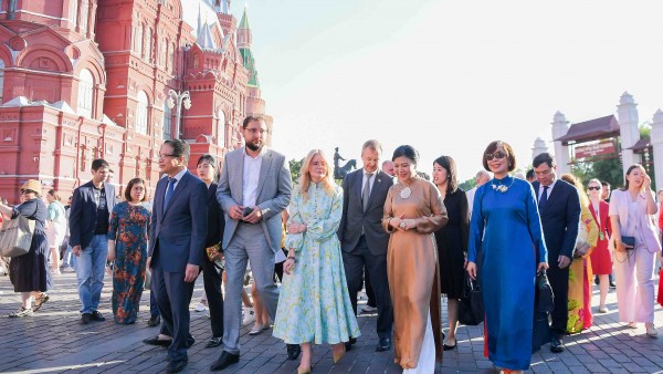 Vietnamese Cultural Festival 2025: General Secretary’s Spouse, Russian friends enjoy water puppetry and Vietnamese coffee at Red Square