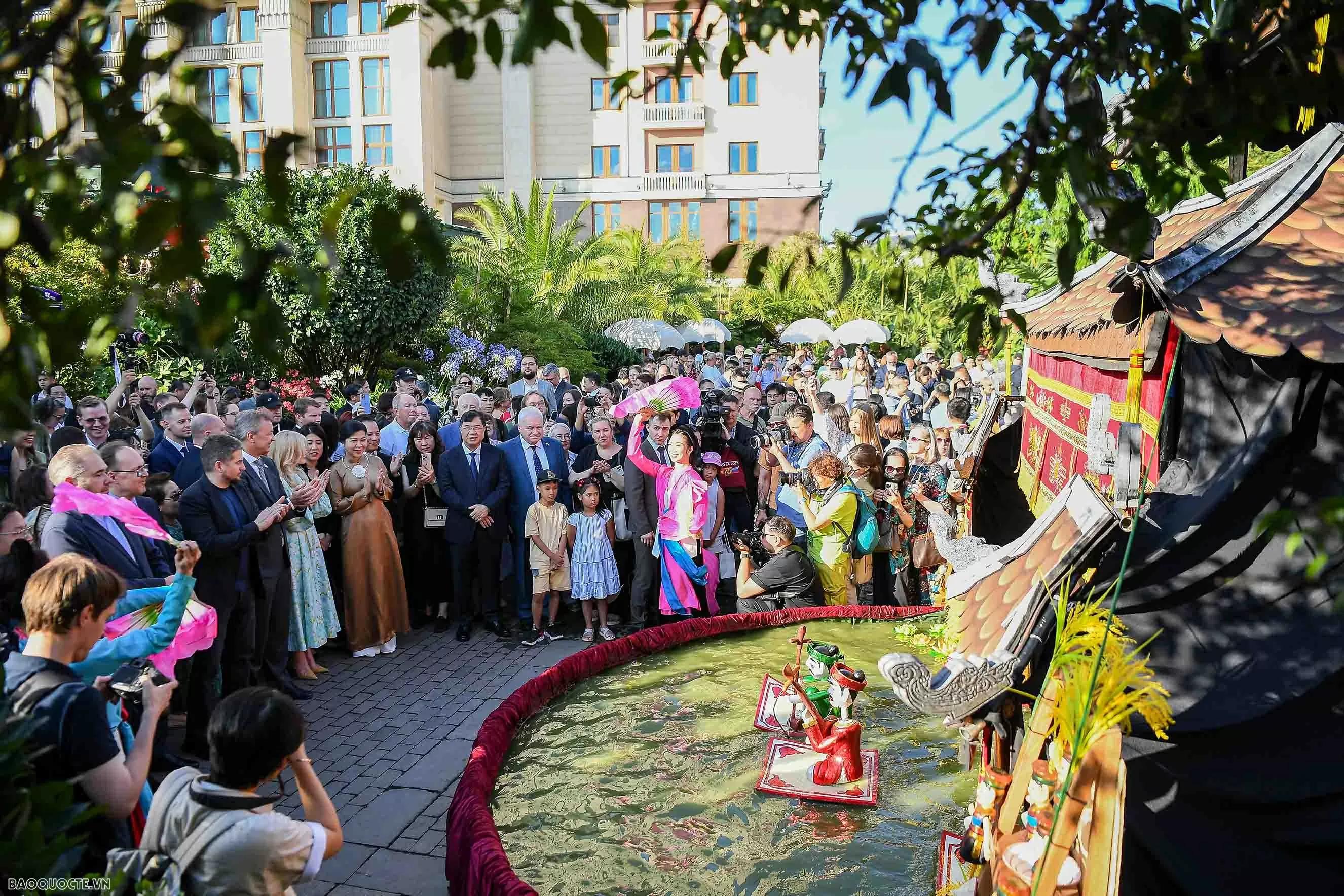 Vietnamese Cultural Festival 2025: General Secretary’s Spouse, Russian friends enjoy water puppetry and Vietnamese coffee at Red Square Vietnamese Cultural Festival 2025: General Secretary’s Spouse, Russian friends enjoy water puppetry and Vietnamese coffee at Red Square
