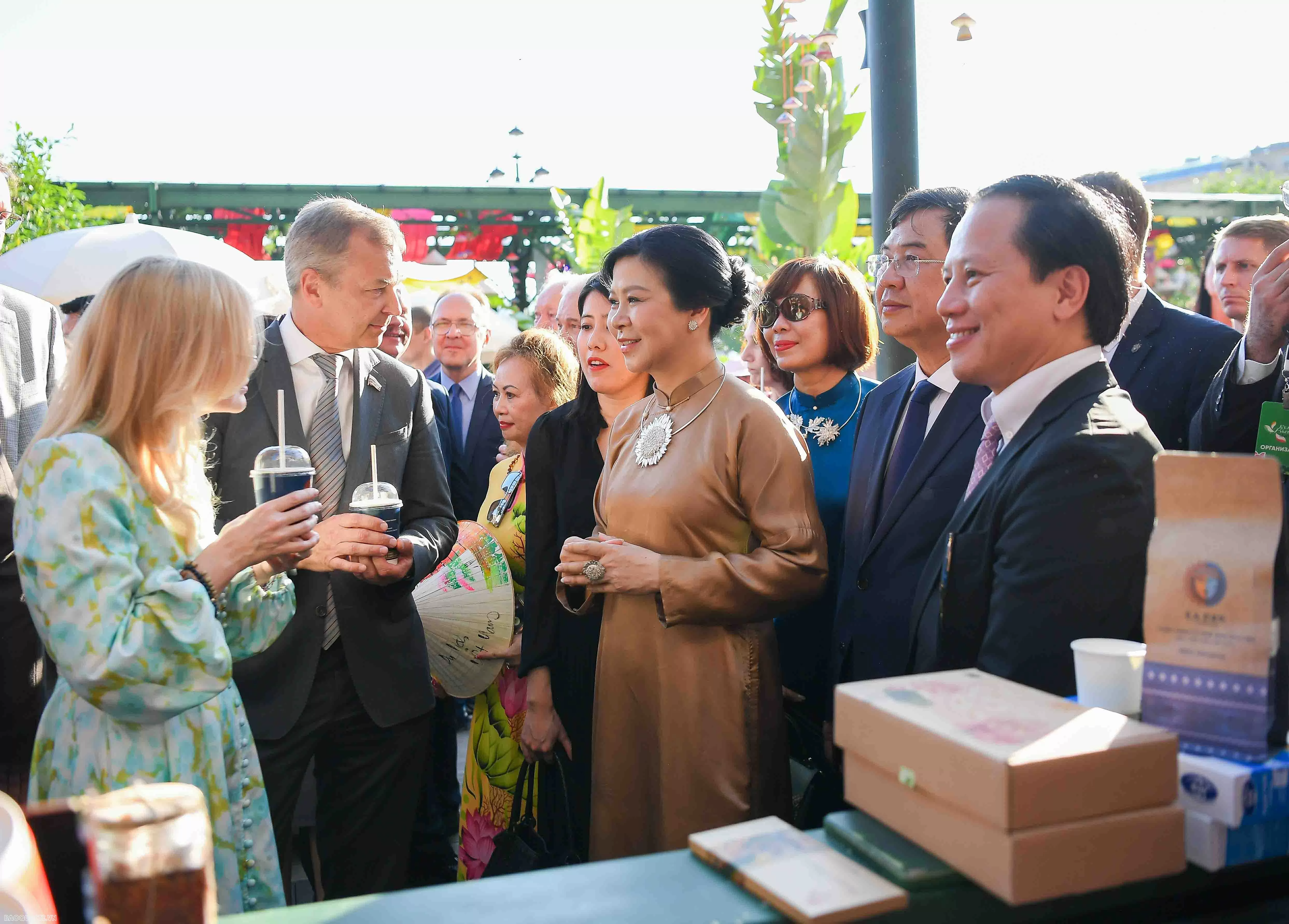 Vietnamese Cultural Festival 2025: General Secretary’s Spouse, Russian friends enjoy water puppetry and Vietnamese coffee at Red Square Vietnamese Cultural Festival 2025: General Secretary’s Spouse, Russian friends enjoy water puppetry and Vietnamese coffee at Red Square