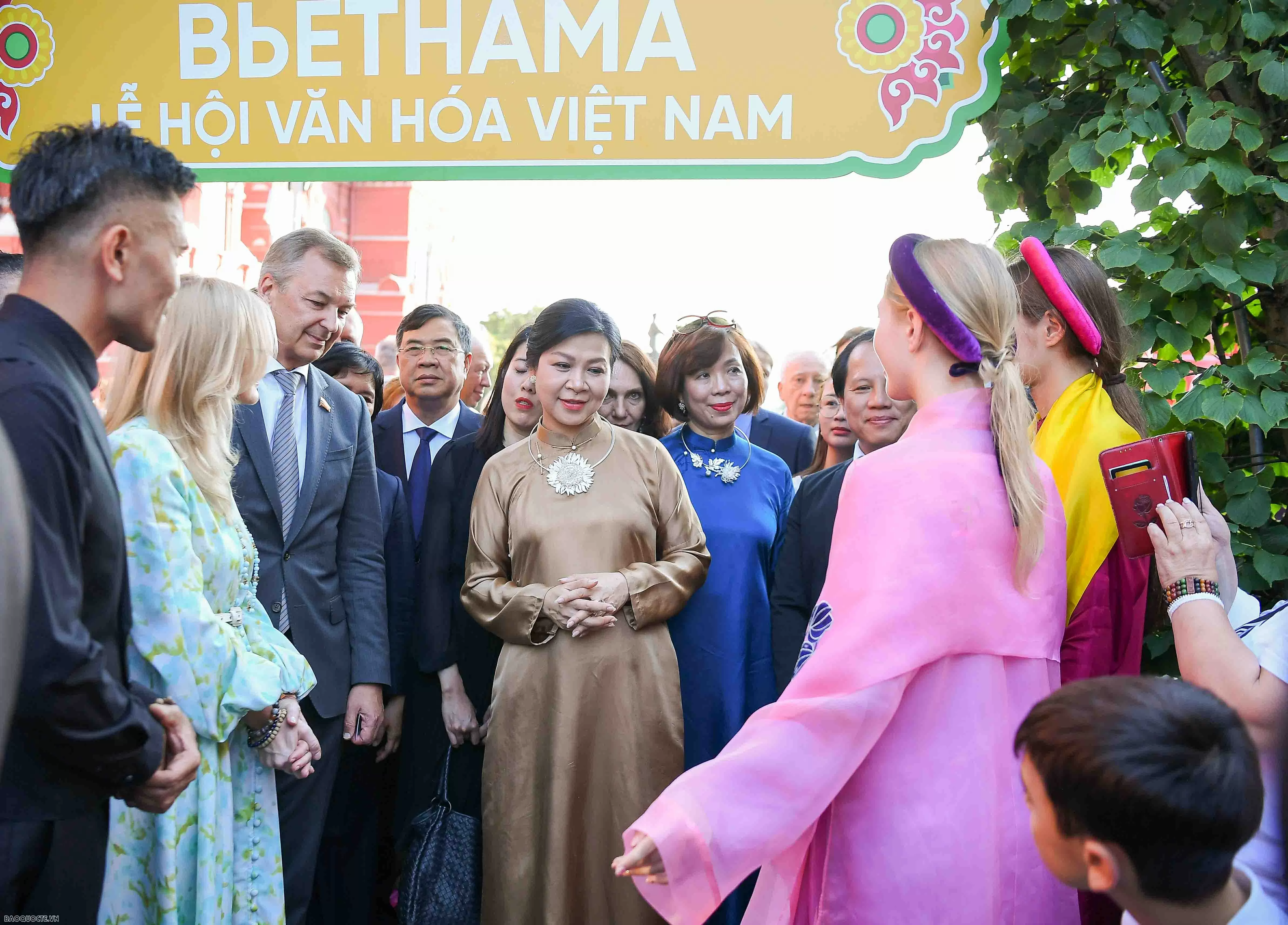 Vietnamese Cultural Festival 2025: General Secretary’s Spouse, Russian friends enjoy water puppetry and Vietnamese coffee at Red Square