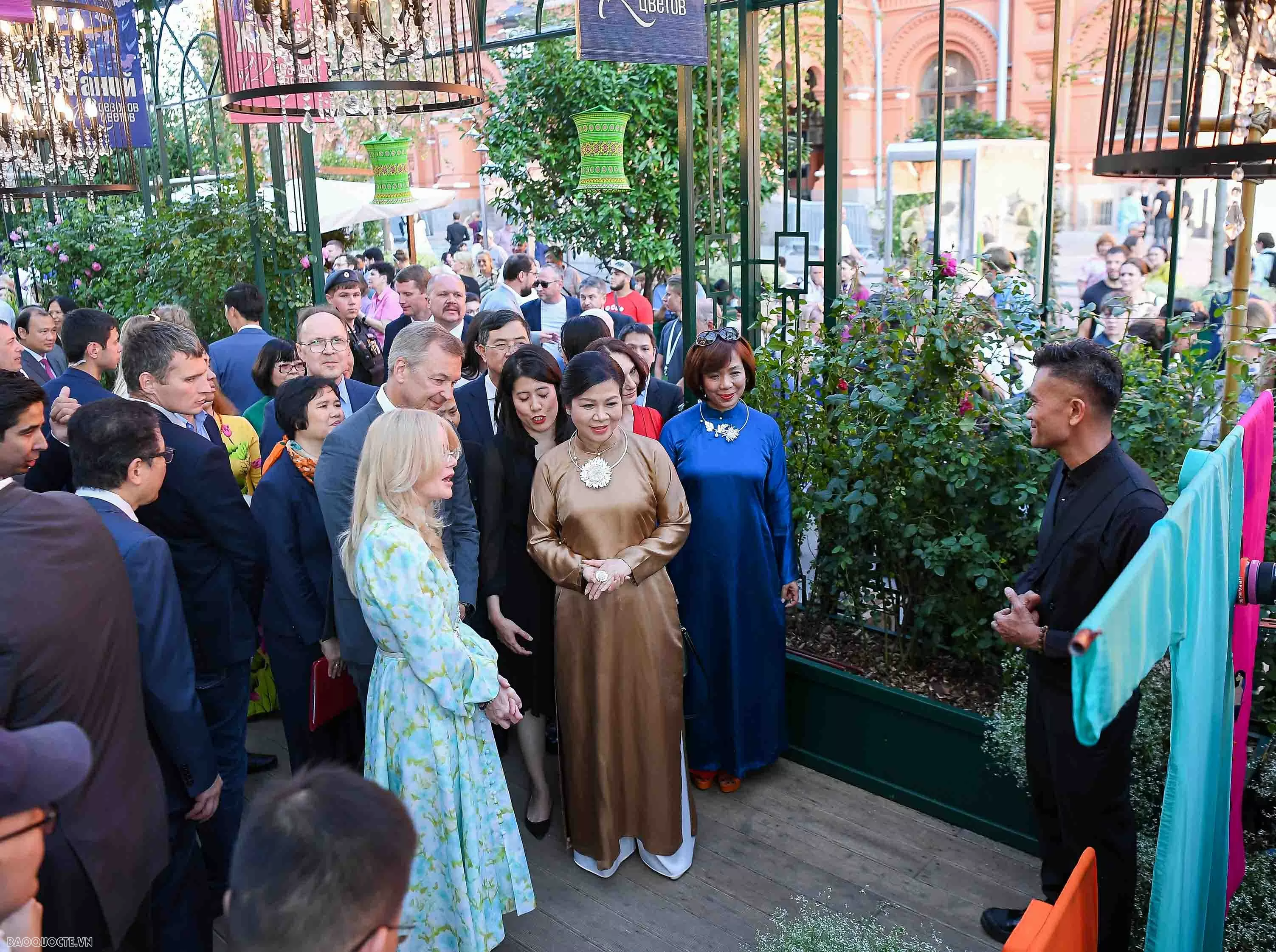 Vietnamese Cultural Festival 2025: General Secretary’s Spouse, Russian friends enjoy water puppetry and Vietnamese coffee at Red Square