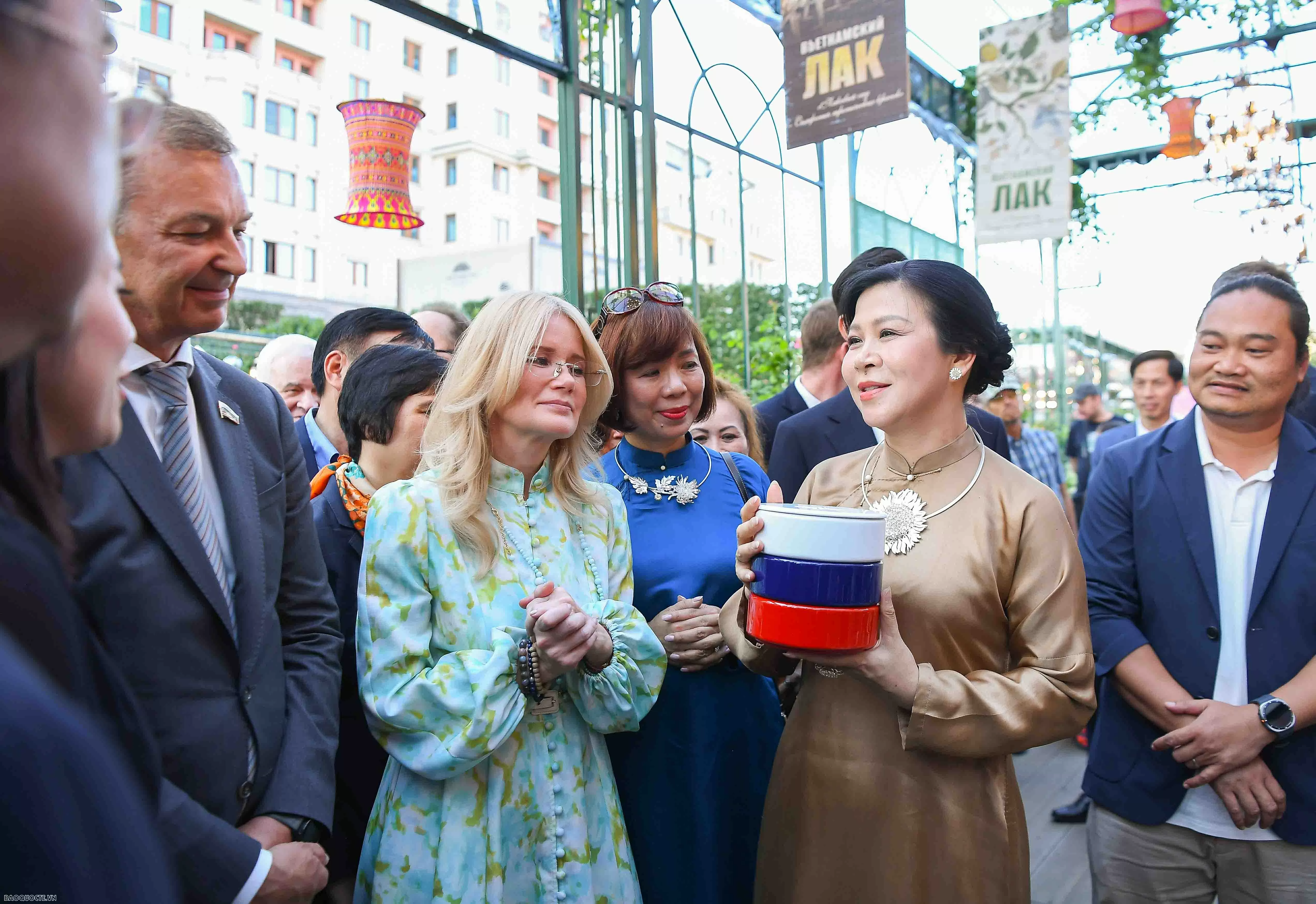 Vietnamese Cultural Festival 2025: General Secretary’s Spouse, Russian friends enjoy water puppetry and Vietnamese coffee at Red Square Vietnamese Cultural Festival 2025: General Secretary’s Spouse, Russian friends enjoy water puppetry and Vietnamese coffee at Red Square