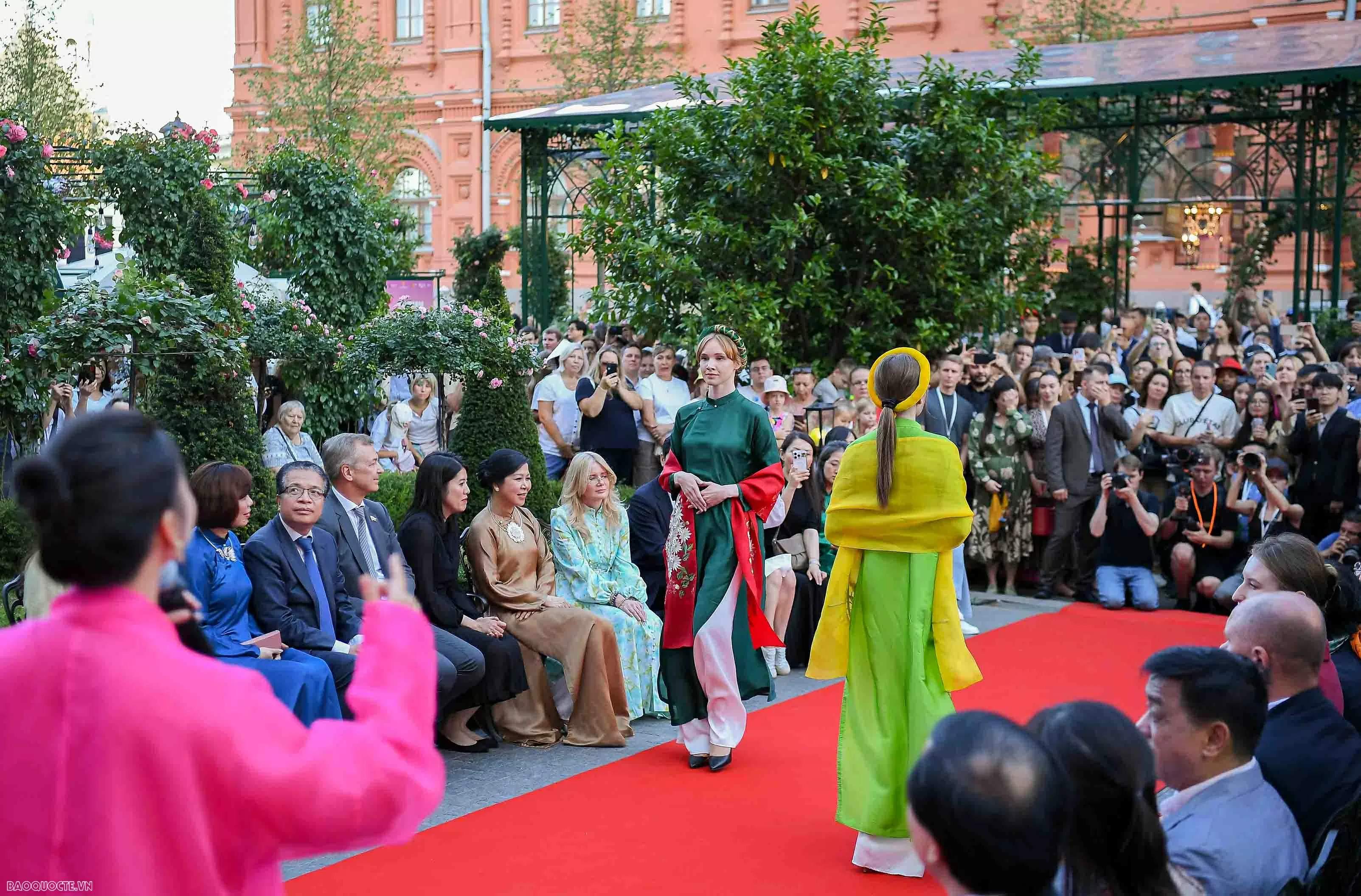 Vietnamese Cultural Festival 2025: General Secretary’s Spouse, Russian friends enjoy water puppetry and Vietnamese coffee at Red Square