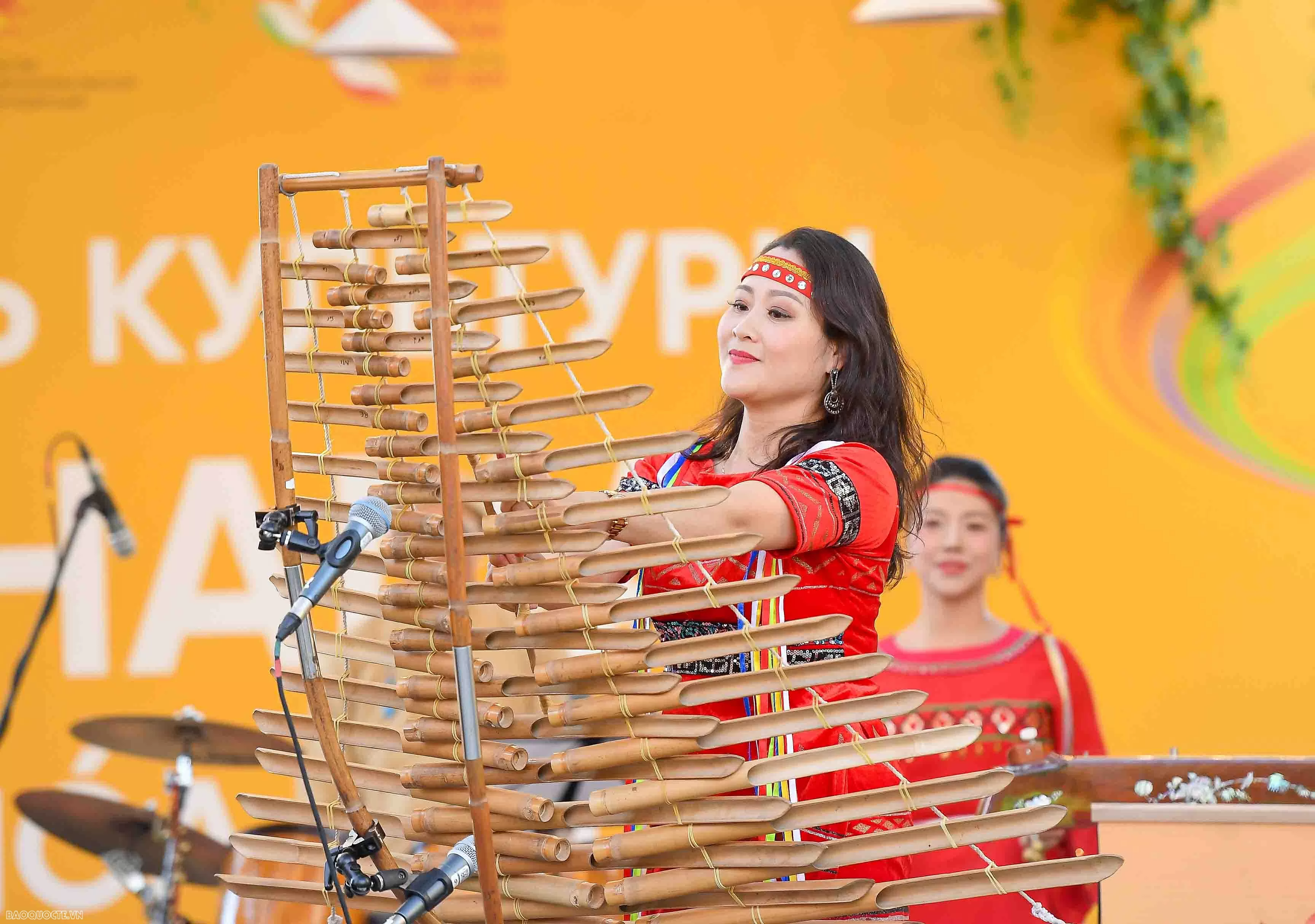 Vietnamese Cultural Festival 2025: General Secretary’s Spouse, Russian friends enjoy water puppetry and Vietnamese coffee at Red Square