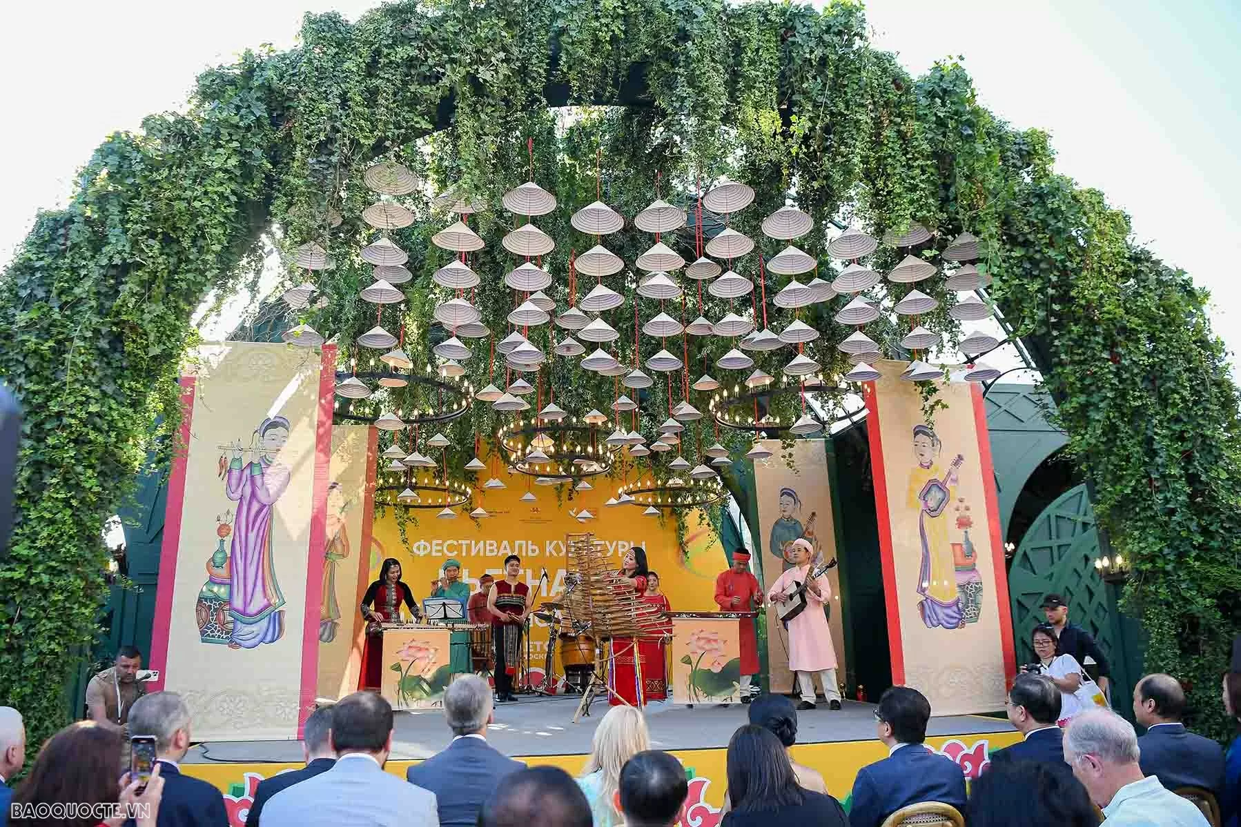 Vietnamese Cultural Festival 2025: General Secretary’s Spouse, Russian friends enjoy water puppetry and Vietnamese coffee at Red Square Vietnamese Cultural Festival 2025: General Secretary’s Spouse, Russian friends enjoy water puppetry and Vietnamese coffee at Red Square