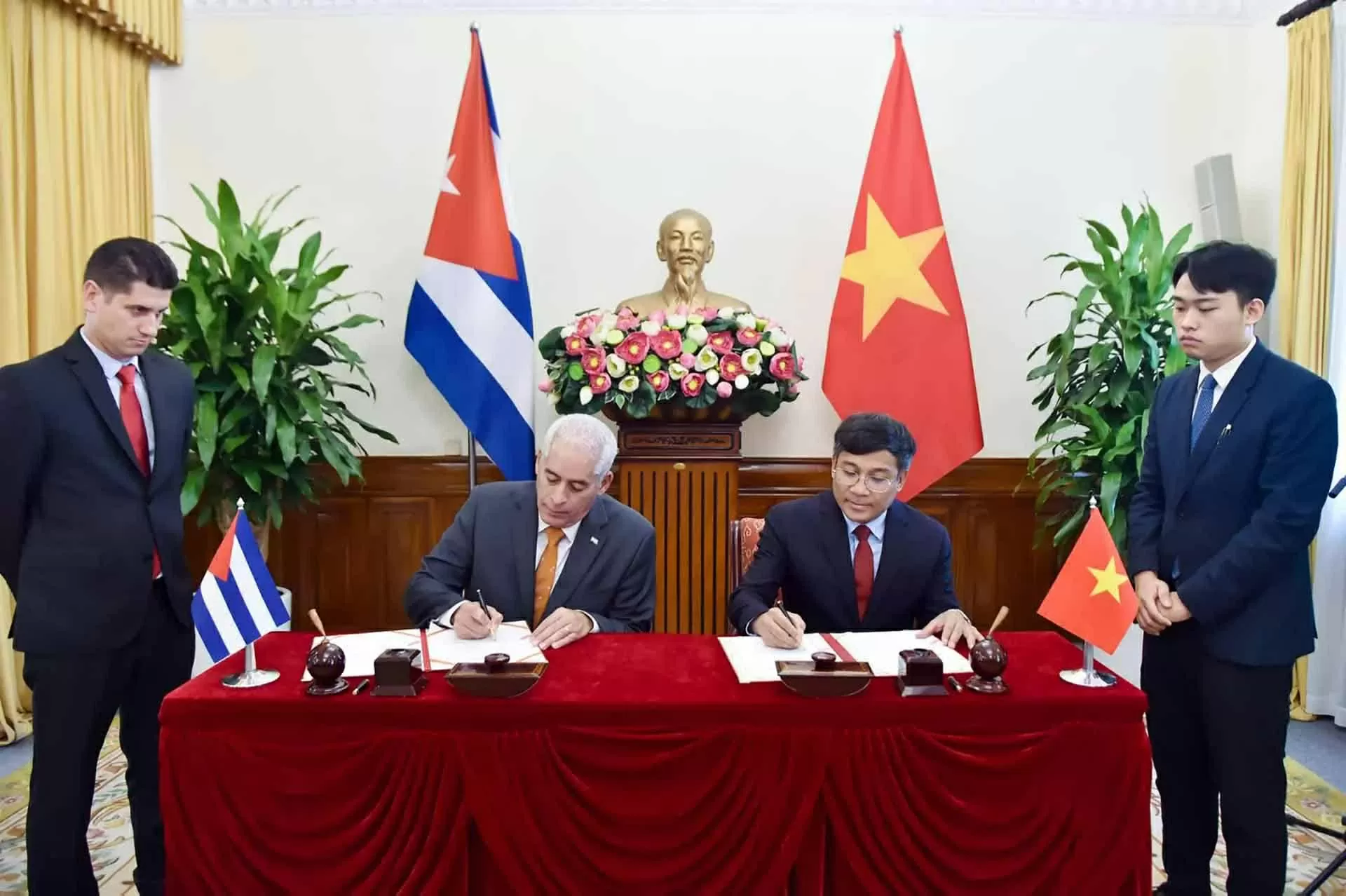 The 8th Political Consultation between the Ministries of Foreign Affairs of Vietnam and Cuba The 8th Political Consultation between the Ministries of Foreign Affairs of Vietnam and Cuba