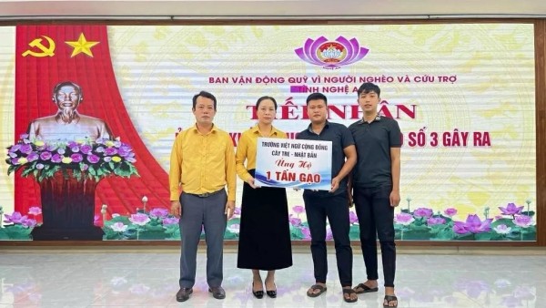 Vietnamese teachers in Japan donate one ton of rice to support flood victims after Typhoon Wipha