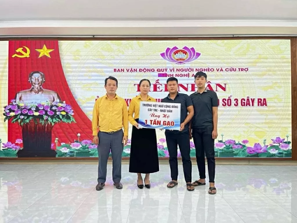 Vietnamese Teachers in Japan Donate One Ton of Rice to Support Flood Victims after Typhoon Wipha Vietnamese Teachers in Japan Donate One Ton of Rice to Support Flood Victims after Typhoon Wipha