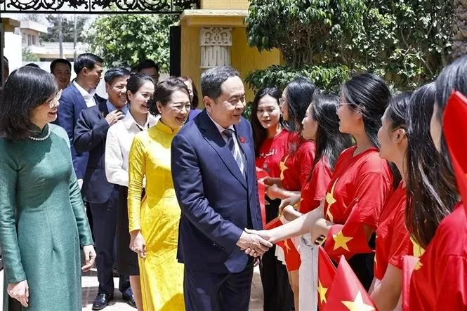 National Assembly Chairman Tran Thanh Man and his spouse, Nguyen Thi Thanh Nga, meet with staff of the Vietnamese Embassy and members of the Vietnamese community in Morocco on July 26 afternoon. (Photo: VNA)
