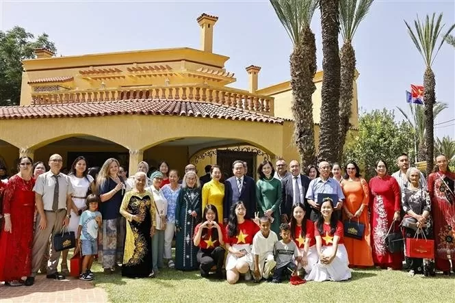 National Assembly Chairman Tran Thanh Man and his spouse, Nguyen Thi Thanh Nga, are with staff of the Vietnamese Embassy and members of the Vietnamese community in Morocco. (Photo: VNA) National Assembly Chairman Tran Thanh Man and his spouse, Nguyen Thi Thanh Nga, are with staff of the Vietnamese Embassy and members of the Vietnamese community in Morocco. (Photo: VNA)