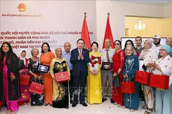 National Assembly Chairman Tran Thanh Man and his spouse, Nguyen Thi Thanh Nga, are with staff of the Vietnamese Embassy and members of the Vietnamese community in Morocco on July 26 afternoon. (Photo: VNA)