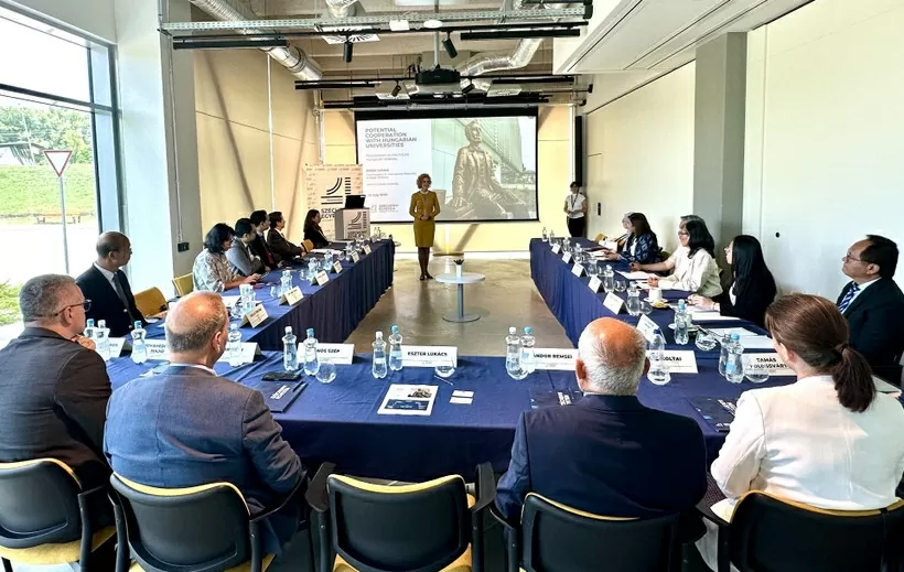 Vietnamese Ambassador to Hungary Bui Le Thaipays a working visit to the University of Győr, July 2025. (Photo: VNA)