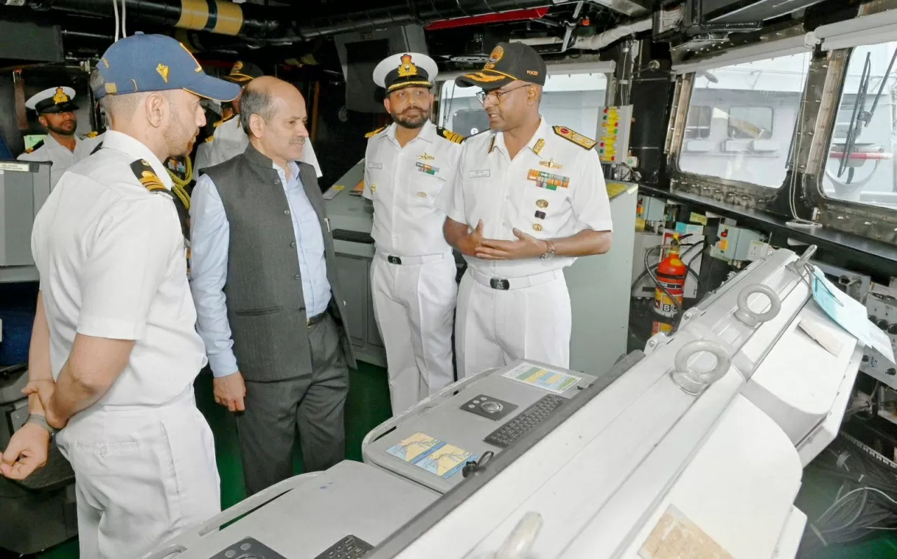 Ambassador of India to Vietnam Sandeep Arya, visited INS Delhi, INS Shakti & INS Kiltan in Da Nang on July 25, 2025. (Photo: Indian Embassy in Vietnam)