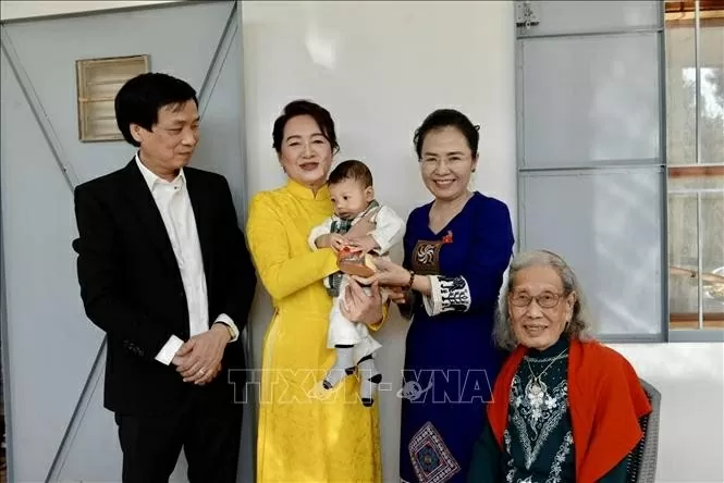 National Assembly (NA) Chairman Tran Thanh Man’s spouse, Nguyen Thi Thanh Nga, visits Vietnamese community in Douar Sfari - the Vietnam Village in the outskirts of Kénitra city on July 26. (Photo: VNA) National Assembly (NA) Chairman Tran Thanh Man’s spouse, Nguyen Thi Thanh Nga, visits Vietnamese community in Douar Sfari - the Vietnam Village in the outskirts of Kénitra city on July 26. (Photo: VNA)