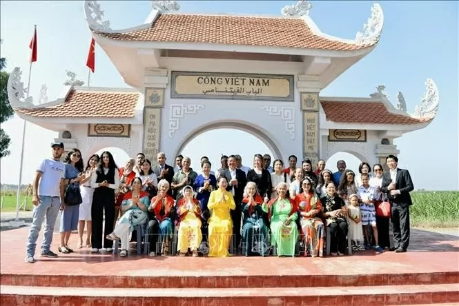 National Assembly (NA) Chairman Tran Thanh Man’s spouse, Nguyen Thi Thanh Nga, is with the Vietnamese community in Douar Sfari - the Vietnam Village in the outskirts of Kénitra city on July 26. (Photo: VNA)
