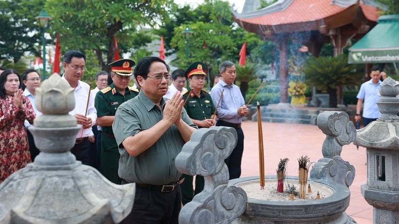PM Pham Minh Chinh pays tribute to President Ho Chi Minh, fallen heroes in Quang Tri