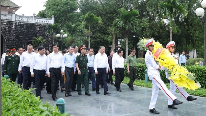Top leader offers incense in tribute to martyrs in Dien Bien
