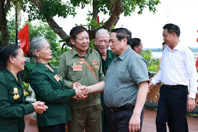 PM Pham Minh Chinh pays tribute to President Ho Chi Minh, fallen heroes in Quang Tri