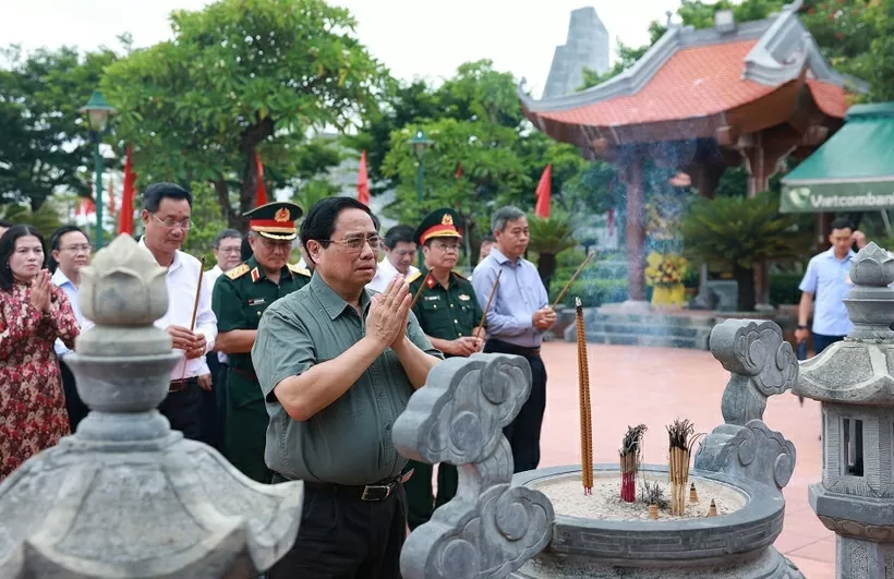 PM Pham Minh Chinh pays tribute to President Ho Chi Minh, fallen heroes in Quang Tri